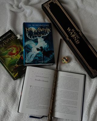 Deštivé dny jsou jako stvořené pro kouzla, deku a kapitolu z Bradavic. 🌧️📖🪄